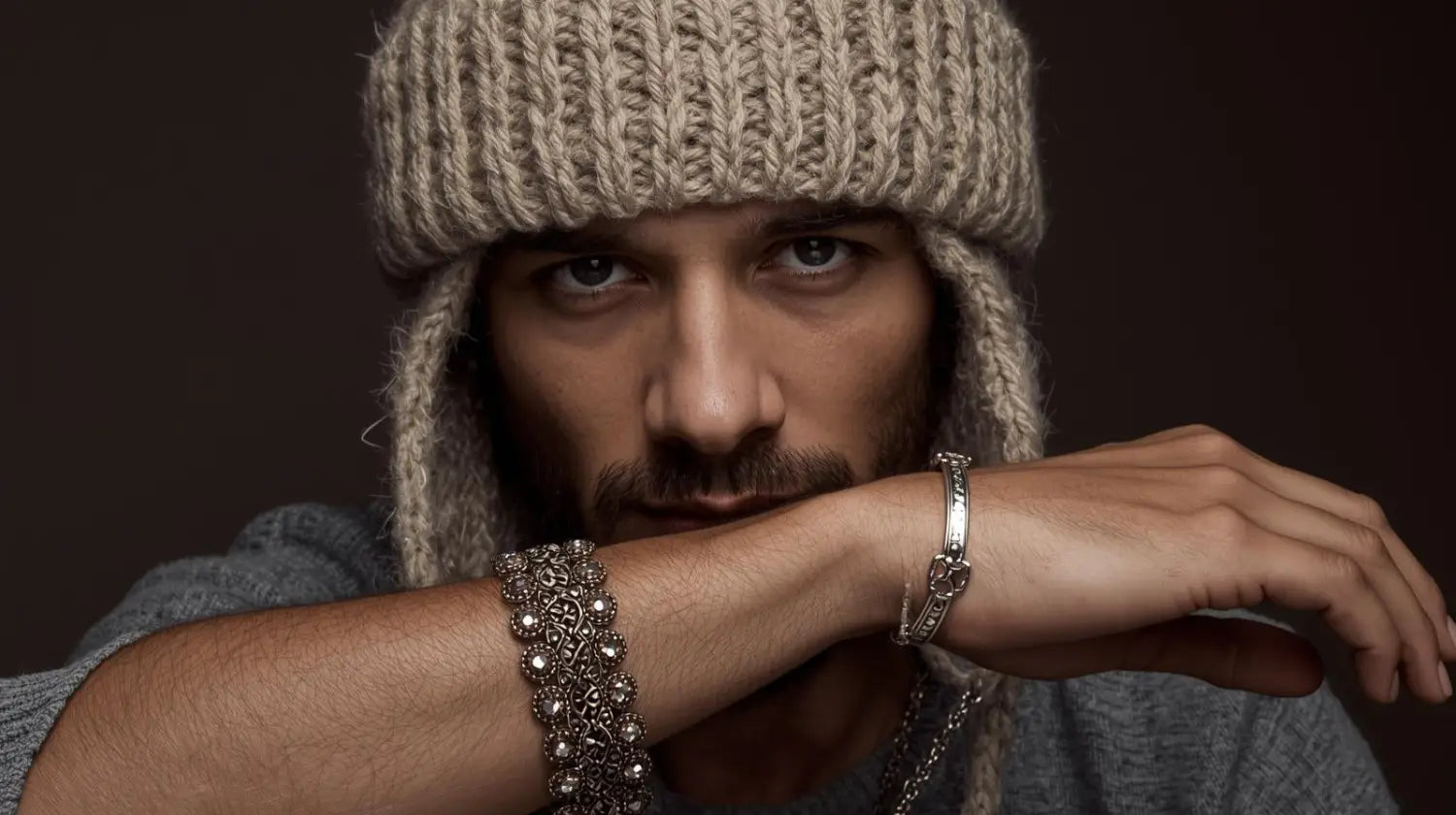 Quels bijoux égyptiens porter avec un bonnet homme ?